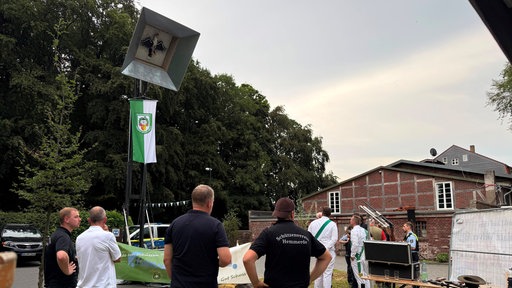 Menschen beim Vogelschießen auf einem Schützenfest