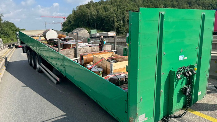 Ein Lkw-Anhänger blockiert Fahrbahn auf der A45 bei Lüdenscheid