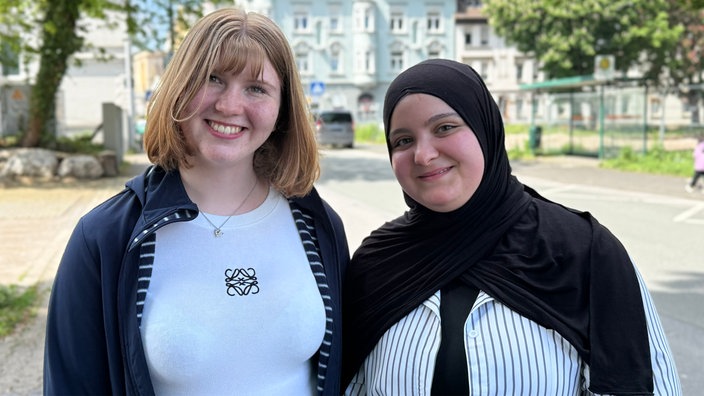 Protraifoto von den zwei jungen Frauen Gretha Ellermann (17) und Zahide Celik (21)