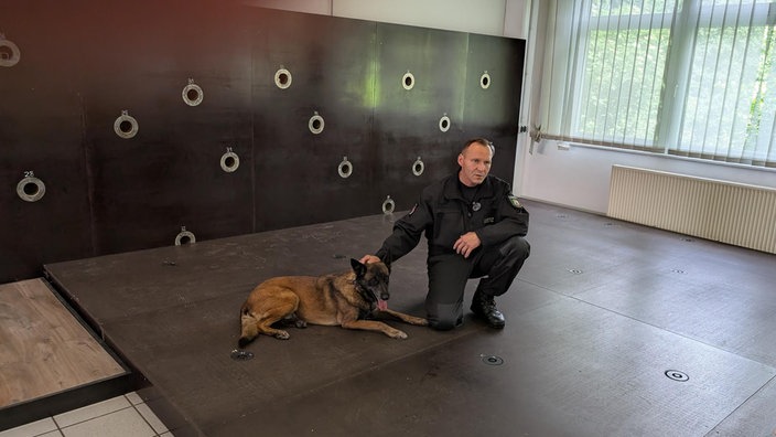 Darius Szeliga, Diensthundeführer JVA Köln mit seiner Hündin