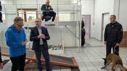NRW-Justizminister Benjamin Limbach zusammen mit Hündin Alva
