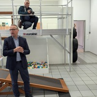 NRW-Justizminister Benjamin Limbach zusammen mit Hündin Alva