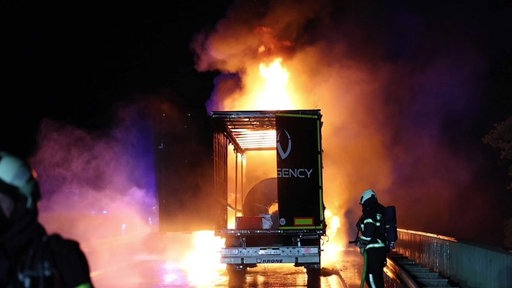 Feuerwehr im Einsatz: Ein Lkw brennt in Iserlohn aus