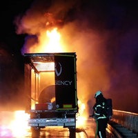 Feuerwehr im Einsatz: Ein Lkw brennt in Iserlohn aus