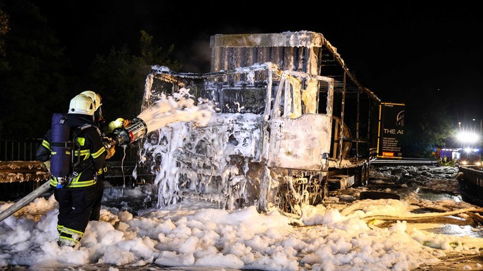 Feuerwehr im Einsatz: Ein Lkw brennt in Iserlohn aus