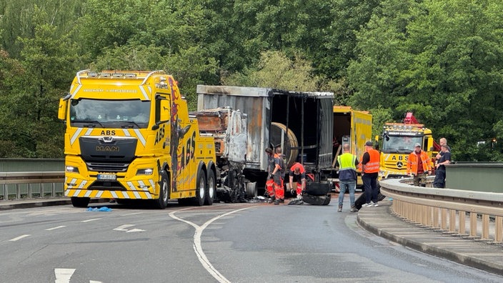 LKW wird abgeschleppt