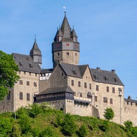 Die Burg Altena liegt hoch oben auf einem Fels und ist umgeben von grüner Natur