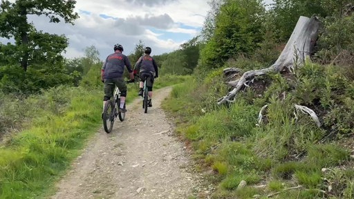 Zwei Radfahrer auf einem trockenen Walddweg am Berg um den Danzturm in Iserlohn