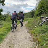 Zwei Radfahrer auf einem trockenen Walddweg am Berg um den Danzturm in Iserlohn