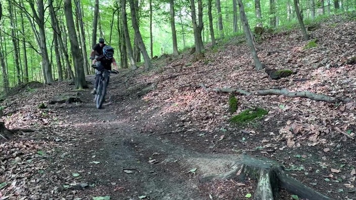 Mountenbiker auf engem Waldweg am Berg um den Danzturm in Iserlohn