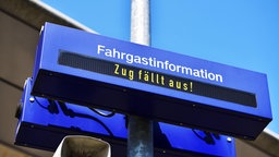Ein Schild mit der Aufschrift "Zug fällt aus"