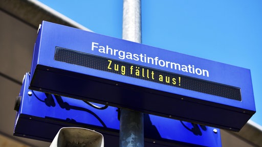 Ein Schild mit der Aufschrift "Zug fällt aus"