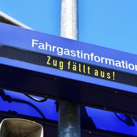 Ein Schild mit der Aufschrift "Zug fällt aus"