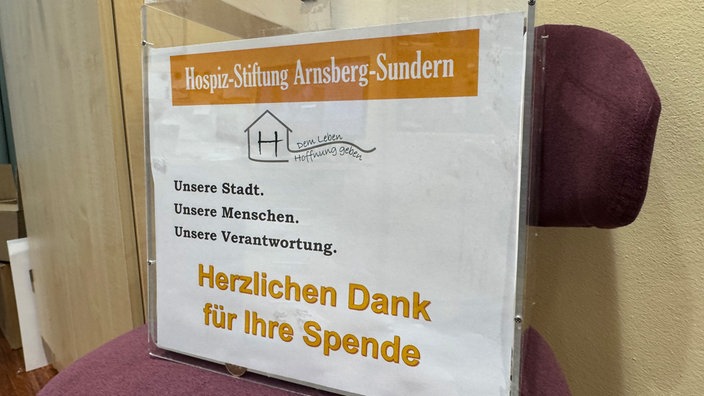 Eine Spendenbox des Hospizes