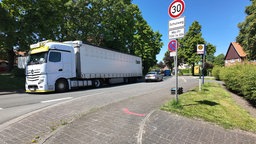 Verkehr auf der Bundesstraße in Lippetal it Tempo 30 Schild 