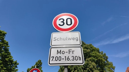 Das Tempo 30 Schild an der Straße in Lippetal 
