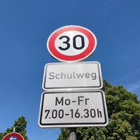 Das Tempo 30 Schild an der Straße in Lippetal 