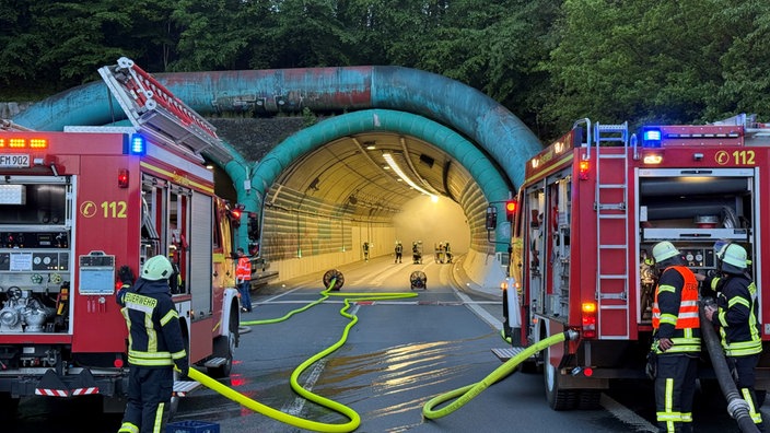 Feuerwehrwagen vor dem Tunnel