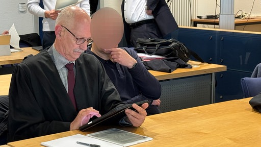 Der Angeklagte mit seinem Verteidiger beim Prozessauftakt