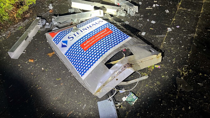 Der zerstörte Zigarettenautomat 