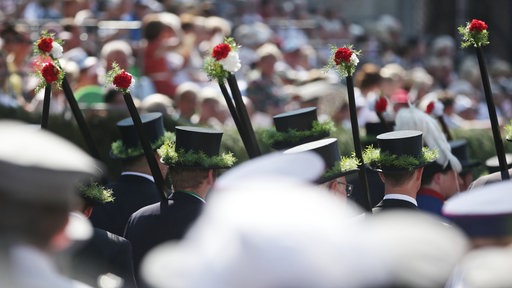  Schützen in Uniformen 