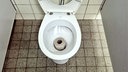 In einer Toilette steckt eine Toilettenrolle