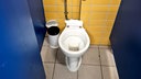 Der Deckel einer Toilette wurde zerstört