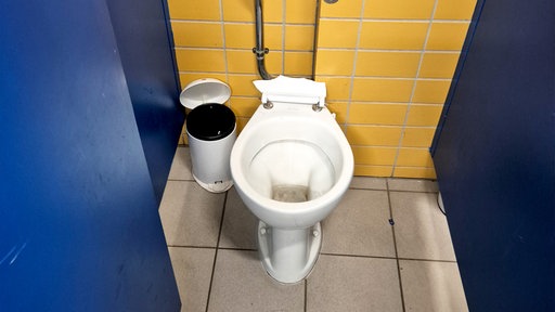 Der Deckel einer Toilette wurde zerstört