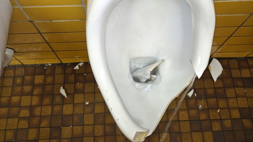In einer Toilette steckt eine Toilettenrolle