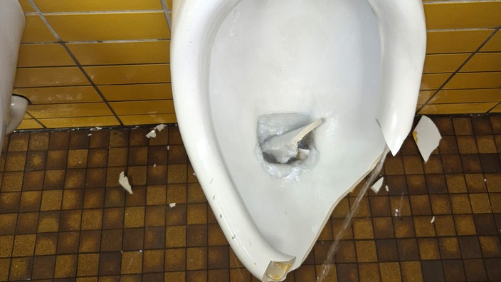 In einer Toilette steckt eine Toilettenrolle