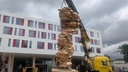Die Skulptur "Mean Average" hängt an einem Kran
