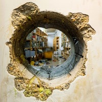 Blick durch ein Loch in der Wand in den Archivraum der Sparkasse Gelsenkirchen.