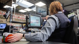 Kassiererin im Supermarkt bei der Arbeit