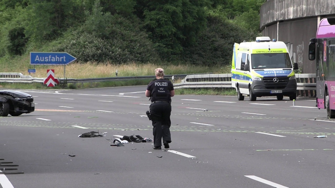 Ein Polizist untersucht die Unfallstelle auf der A3