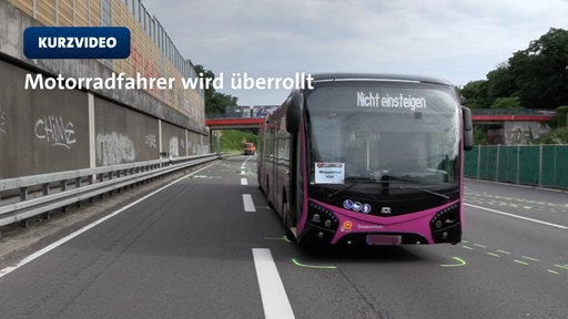 Ein angehaltener Linienbus mit der Aufschrift „Nicht einsteigen“ auf der A3