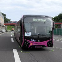 Ein angehaltener Linienbus mit der Aufschrift „Nicht einsteigen“ auf der A3