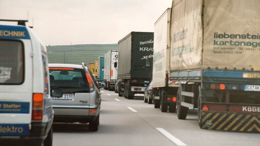 Stehende LKW und PKW auf der Autobahn A3