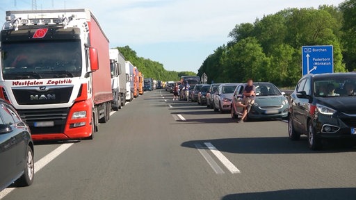 Autofahrer im Stau auf der A33 bei Paderborn