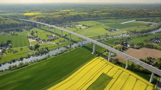 Die Ruhrtalbrücke der A52 bei Mülheim überspannt das Ruhrtal.