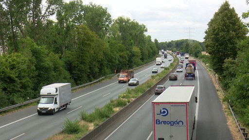 Die zweispurige Autobahn A57, umgeben von Wald.