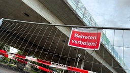 Verbotsschild an der Nordbrücke in Bonn