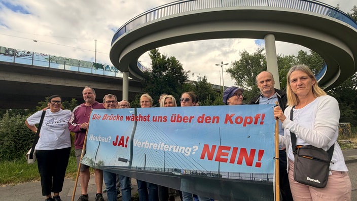 Anwohner der Bonner Nordbrücke mit Protestplakat