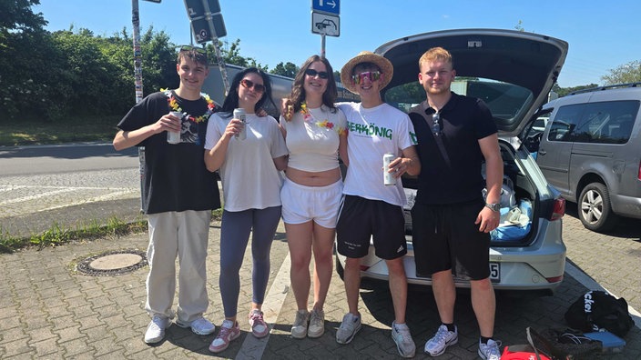 Foto eines Freundes-Gruppe vor einem Auto