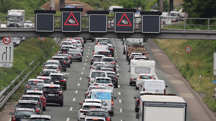 Autos, Lastwagen und Wohnmobile stehen auf der Autobahn im Stau.