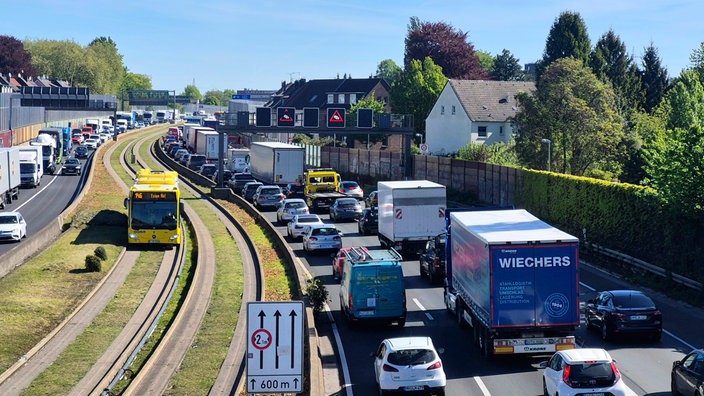 Stau auf der A40 nach LKW-Unfall