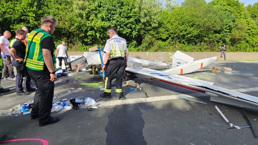 Einsatzkräfte am Unfallort des Segelflugzeugabsturzes auf der A45