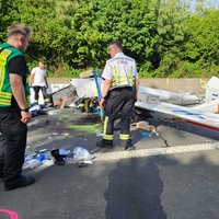 Einsatzkräfte am Unfallort des Segelflugzeugabsturzes auf der A45