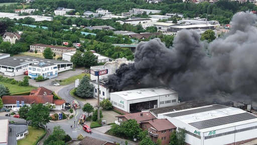 Ein Firmengebäude neben der A1 in einem Industriegebiet in Wetter steht in Flammen