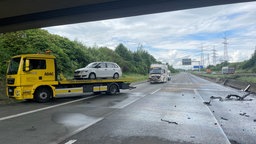 Ein Abschleppwagen steht auf der gesperrten A4 und hat einen weißen Pkw geladen