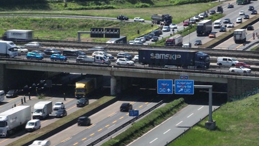 Fahrzeuge auf der A40 und der A59 (Symbol)